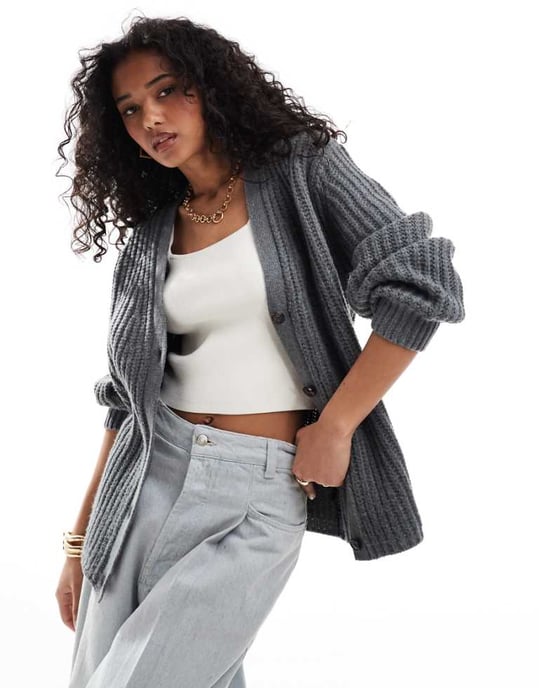 ASOS DESIGN fluffig ribbad cardigan med V-ringning i kolgrå - Image 1