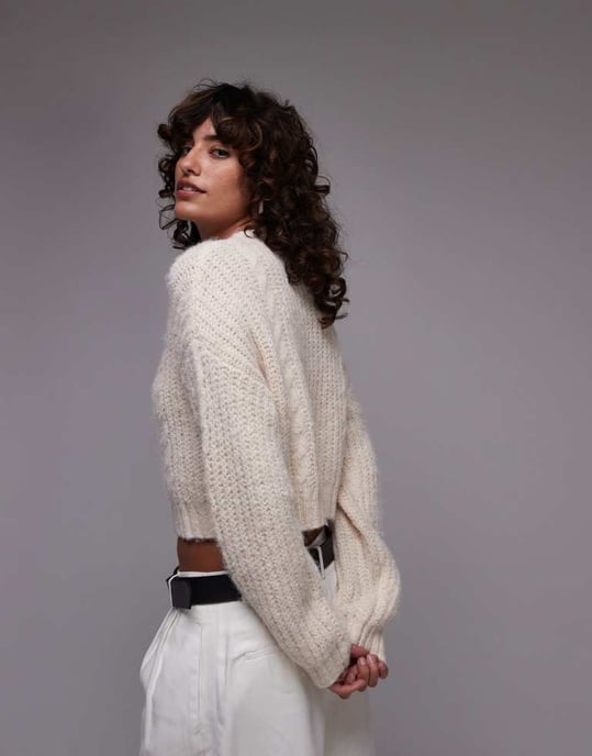 Topshop stickad kort fluffig kabeltröja i krämfärg - Image 4