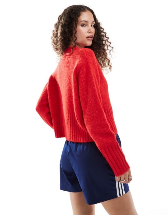 COLLUSION fluffig texturerad rundhalsad cardigan i röd - Image 4