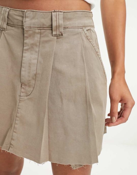 ASOS DESIGN plisserad minikjol i tvättad sand - Image 2