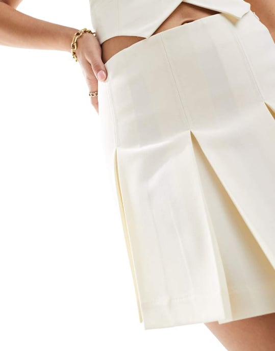 Redigerad plisserad mini kjolset i krämfärg - Image 4