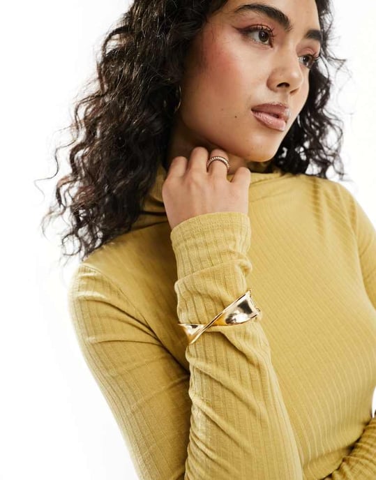 ASOS DESIGN ribbad asymmetrisk rynkad hals maxi klänning med lång ärm i gul - Image 2