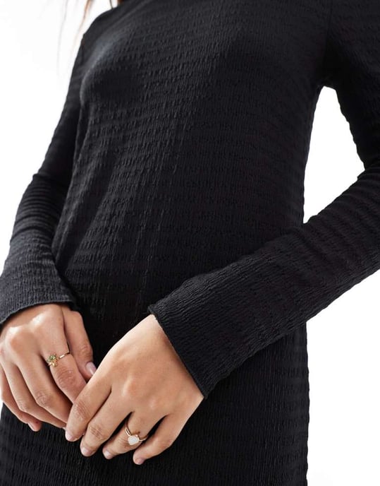 Vila texturerad långärmad maxiklänning i svart - Image 4