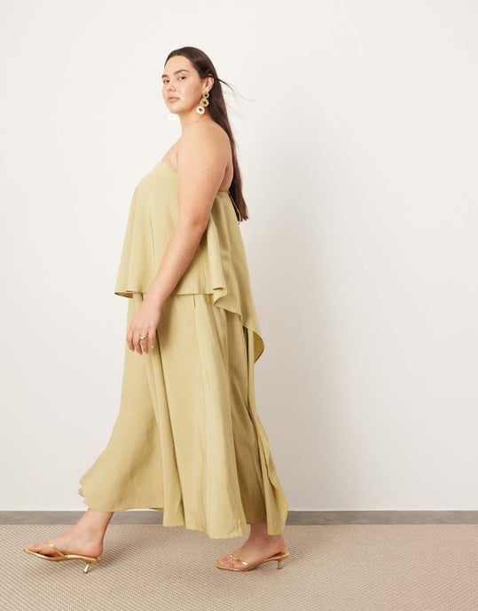 ASOS EDITION Curve strapplös fyrkantig maxiklänning med fickor och dramatisk drapering i olivgrön - Image 4