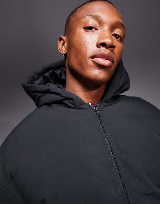 ASOS DESIGN oversized puffer-jacka i svart - Image 4