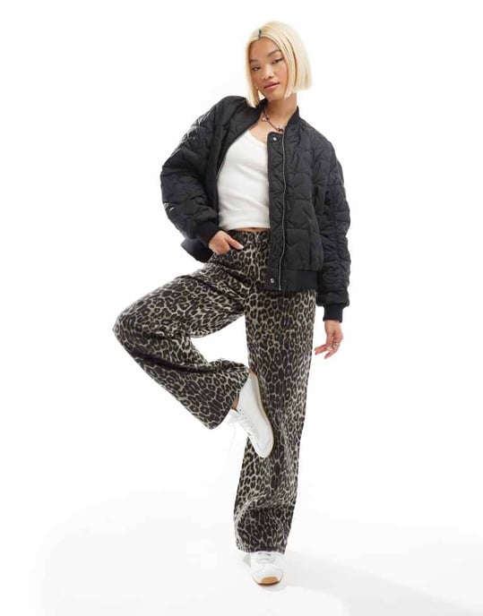Monki reversibel oversized bomberjacka i svart kviltad stjärn- och leopardmönster - Image 4