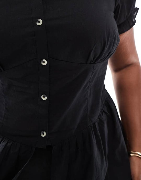 ASOS DESIGN Curve puffärmad knapp-up mjölkerska topp i svart - Image 4