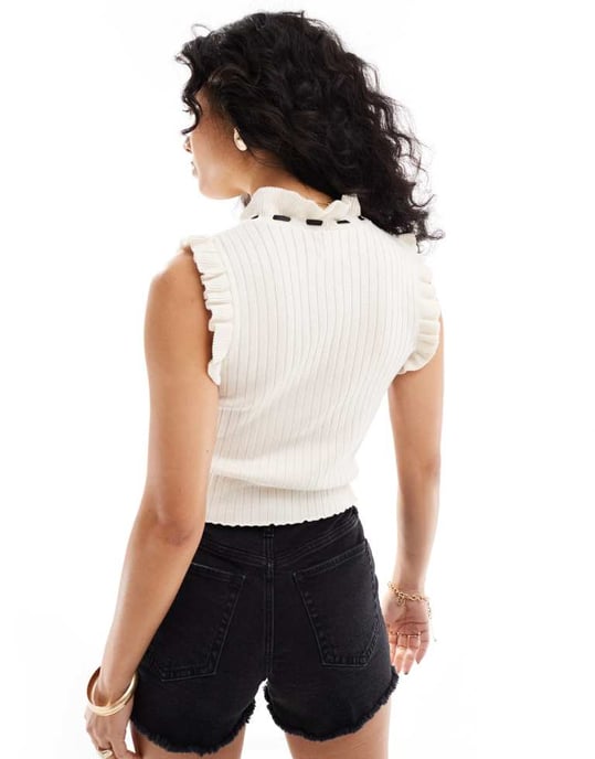 ASOS DESIGN stickad ruffle knyt-fram topp i krämfärg - Image 4
