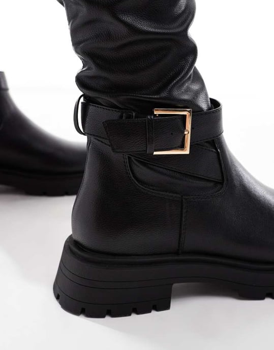 ASOS DESIGN Curve Kirby spänne detalj platta över knä stövlar i svart - Image 3