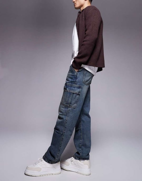 ASOS DESIGN raka jeans med cargo-detaljer i medelblå tvätt - Image 3