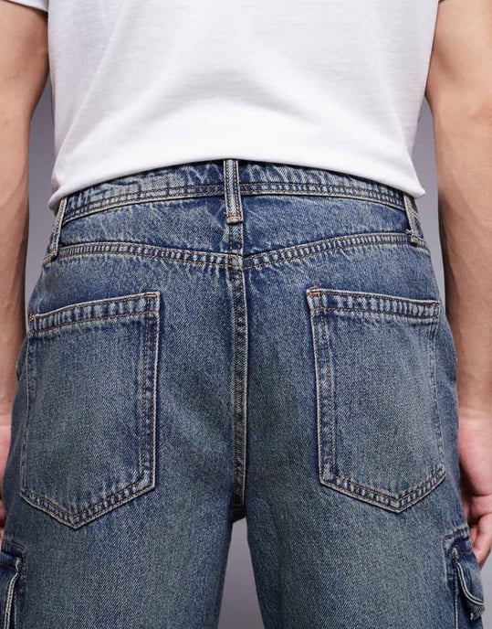 ASOS DESIGN raka jeans med cargo-detaljer i medelblå tvätt - Image 4