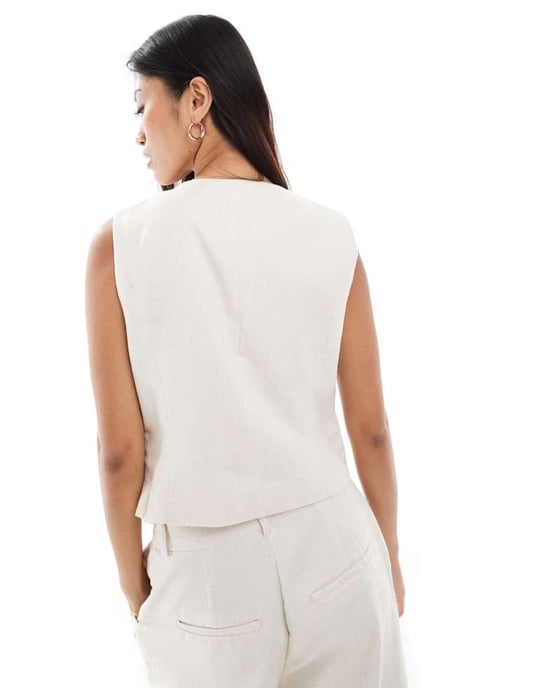 Vero Moda linnekänsla asymmetrisk knapplist väst set i beige - Image 3