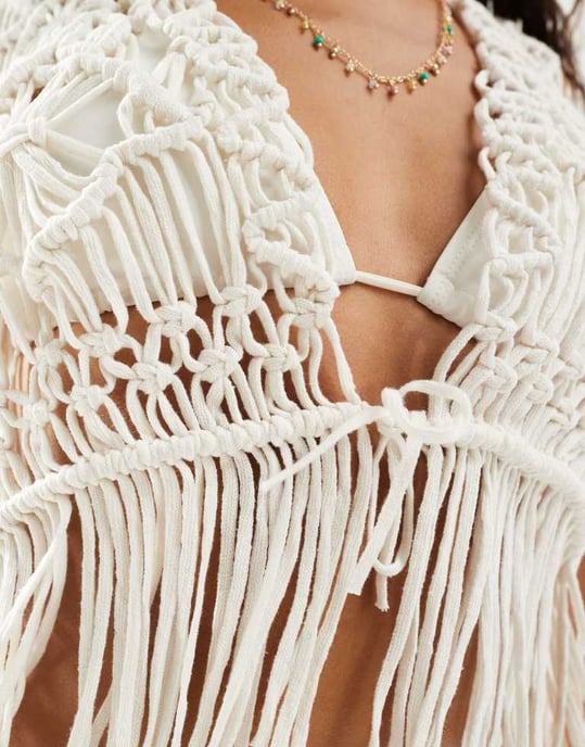 ASOS DESIGN stickad virkad väst i vit - Image 3