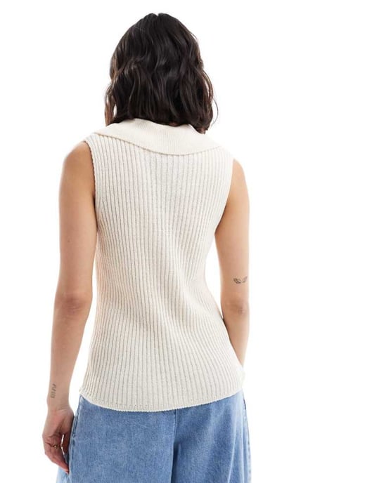 ASOS DESIGN stickad ribbad väst med krage i krämfärg - Image 2
