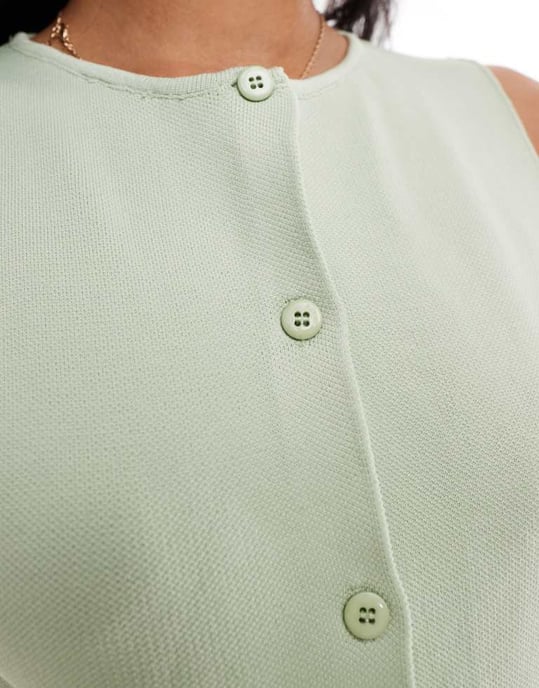 ASOS DESIGN stickad rundhalsad väst med frontslits i pistage - Image 3