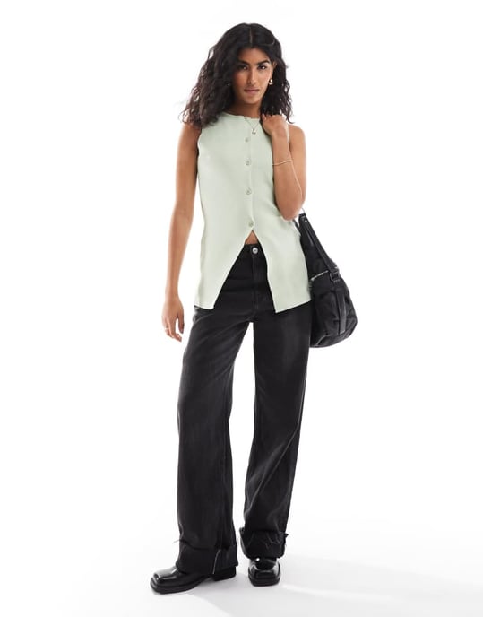 ASOS DESIGN stickad rundhalsad väst med frontslits i pistage - Image 4
