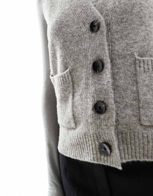 Vero Moda ärmlös stickad väst i medelgrå melange - Image 3