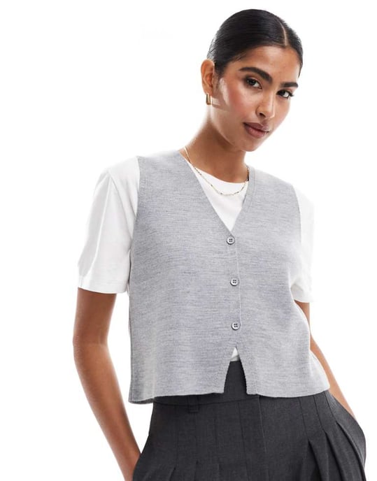 ASOS DESIGN stickad kompakt v-ringad väst i grått - Image 1