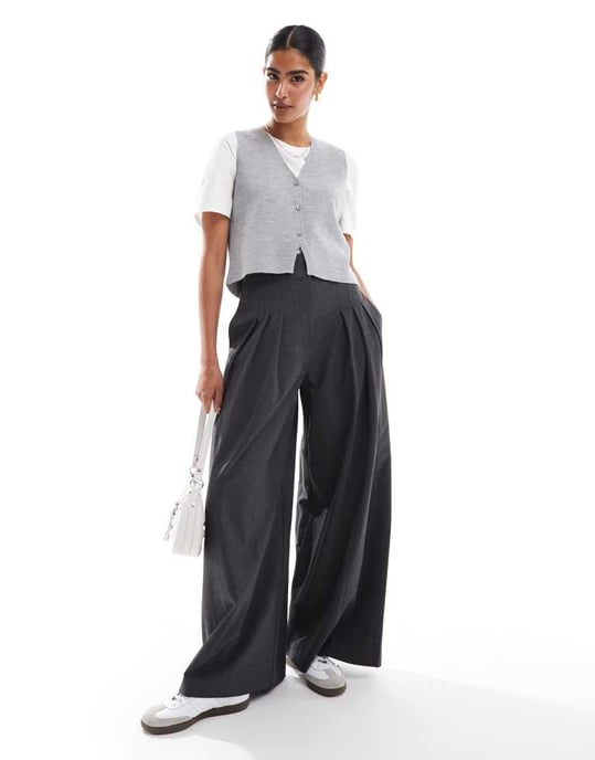 ASOS DESIGN stickad kompakt v-ringad väst i grått - Image 2