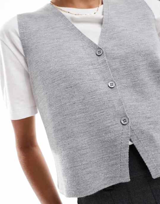 ASOS DESIGN stickad kompakt v-ringad väst i grått - Image 3
