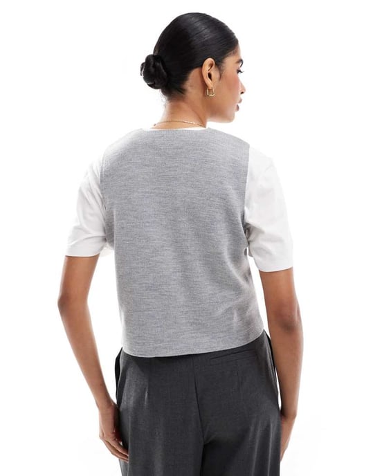 ASOS DESIGN stickad kompakt v-ringad väst i grått - Image 4