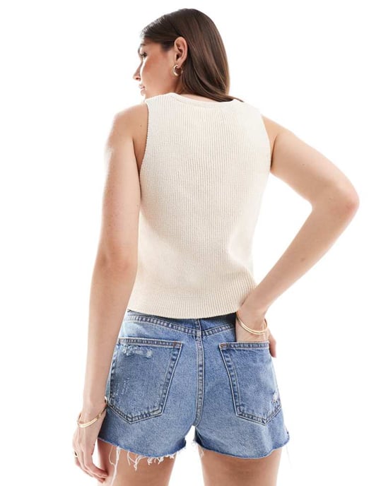 ASOS DESIGN stickad väst med knytning fram i krämfärg - Image 4