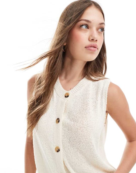 ASOS DESIGN stickad crew neck väst i texturerad garn i krämfärg - Image 3