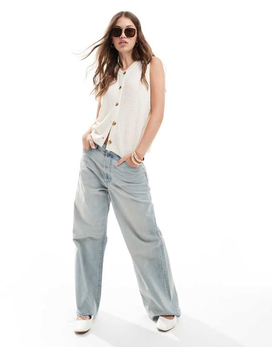 ASOS DESIGN stickad crew neck väst i texturerad garn i krämfärg - Image 4