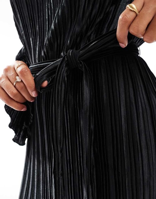 Vero Moda plisserad mini-klänning med knytning i midjan i svart - Image 3