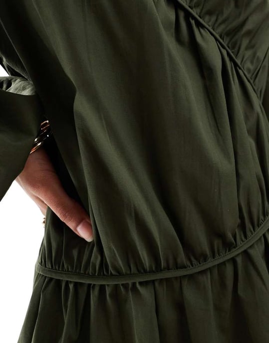 ASOS DESIGN asymmetrisk sömad rynkad miniklänning i skogsgrön - Image 2