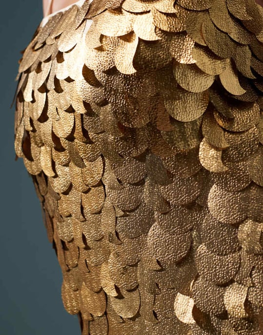 ASOS DESIGN Curve diskpaillett camikjol i guld - Image 3