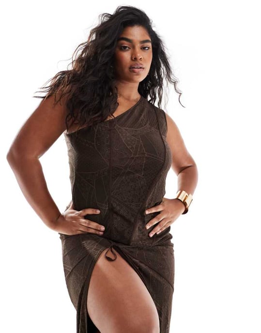 ASOS DESIGN Curve patchwork spets en axel maxiklänning i choklad - Image 2