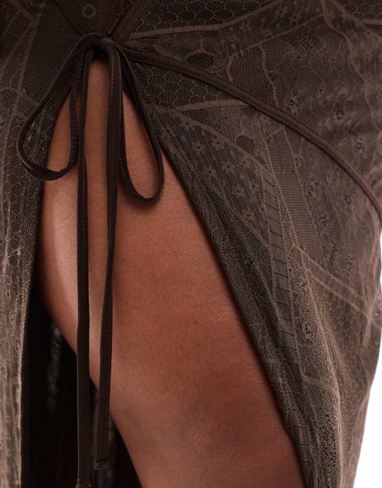 ASOS DESIGN Curve patchwork spets en axel maxiklänning i choklad - Image 3