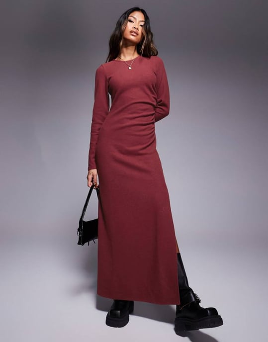 ASOS DESIGN supersoft långärmad maxi klänning med rynkat sidofack i vinröd - Image 1