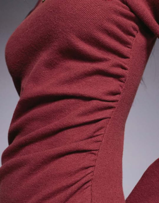 ASOS DESIGN supersoft långärmad maxi klänning med rynkat sidofack i vinröd - Image 4