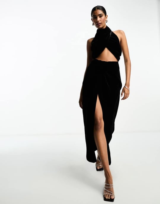 ASOS DESIGN sammets halterneck vriden framskärning maxi klänning i svart - Image 4