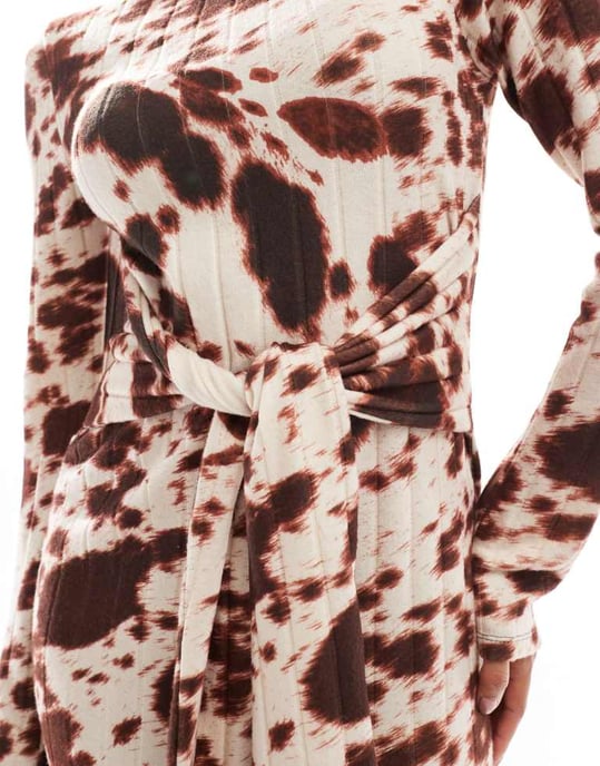 ASOS DESIGN chunky ribbad maxiklänning med knytmidja i kornblommönster - Image 4