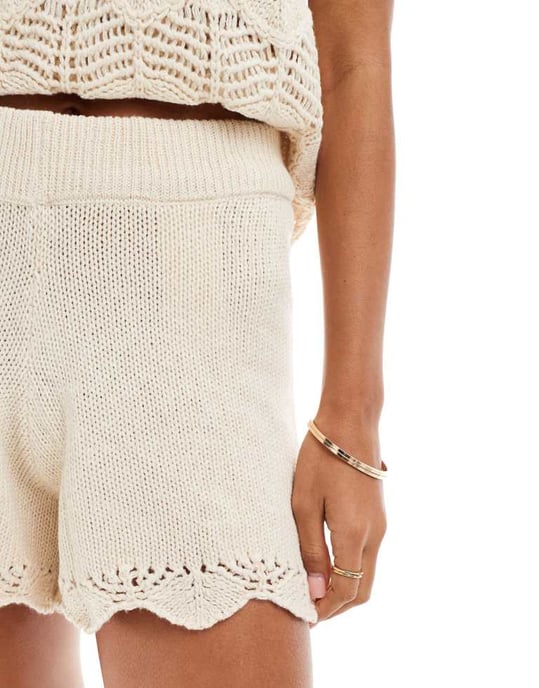 Vero Moda virkade stickade shorts set i krämfärg - Image 4