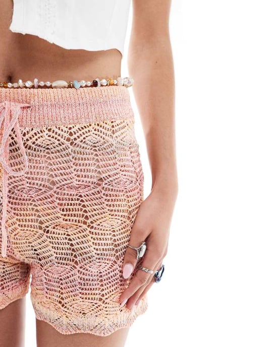 Monki virkad shorts med knytmidja i rosa och orange ombre - Image 4