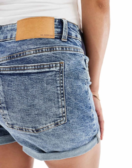 ASOS DESIGN Maternity denimkomfortmom shorts i mellanblått - Image 3