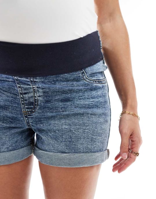 ASOS DESIGN Maternity denimkomfortmom shorts i mellanblått - Image 4