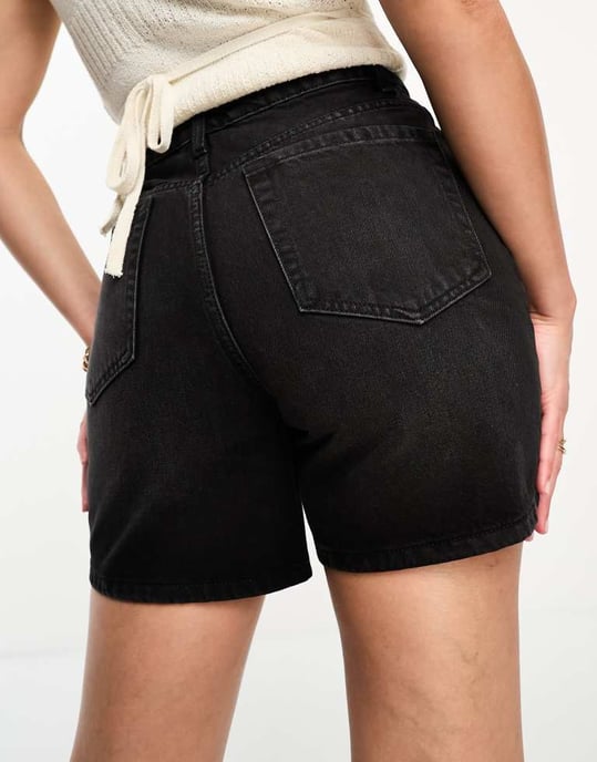 ASOS DESIGN Lång denim pappa shorts i tvättad svart - Image 2