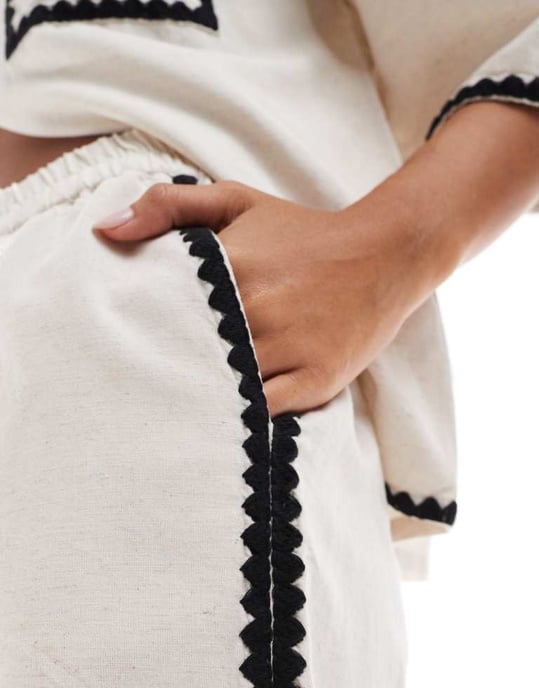 Vero Moda avslappnat passande shorts set med kontraststygn i krämfärgad - Image 3