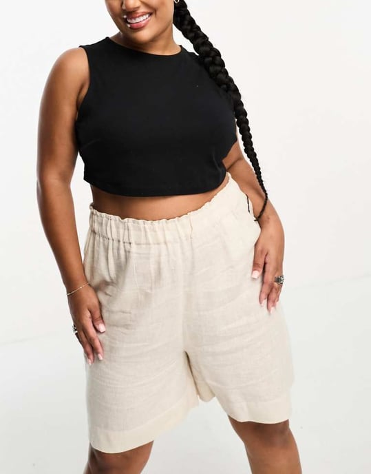 ONLY Curve linne shorts i kräm - Image 2