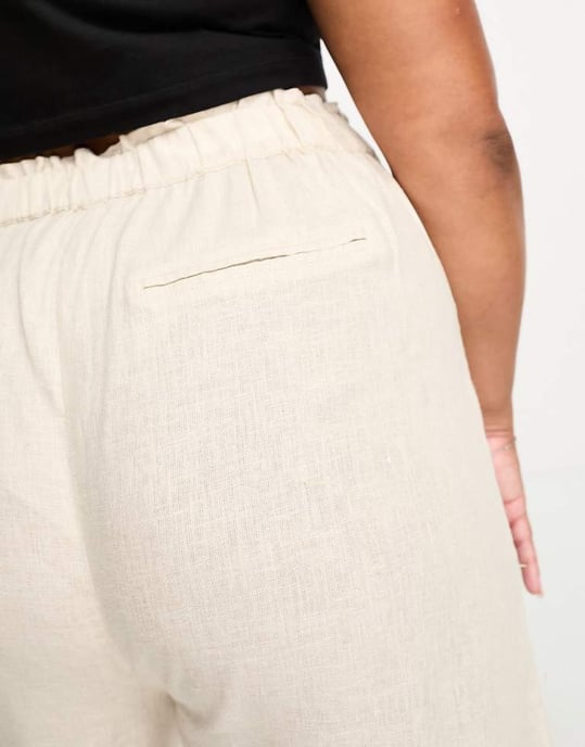 ONLY Curve linne shorts i kräm - Image 4