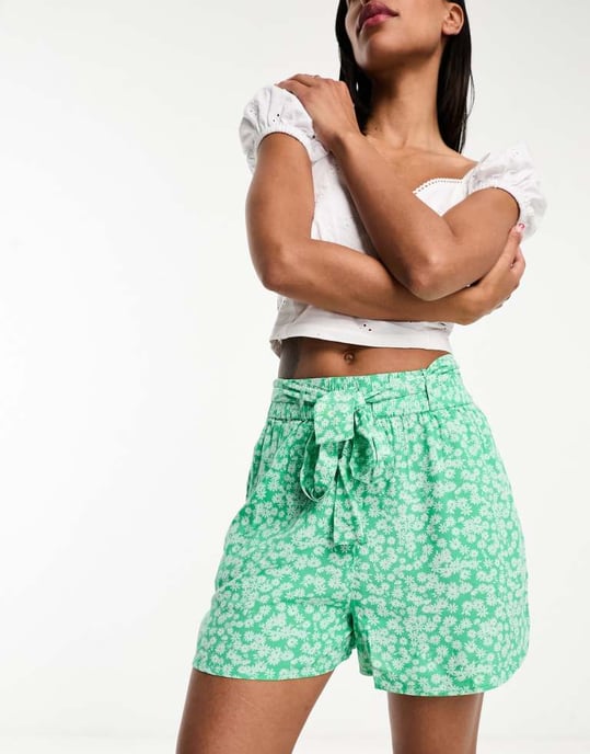 Pieces knytmidja flödande shorts-set i grön blommönster - Image 2