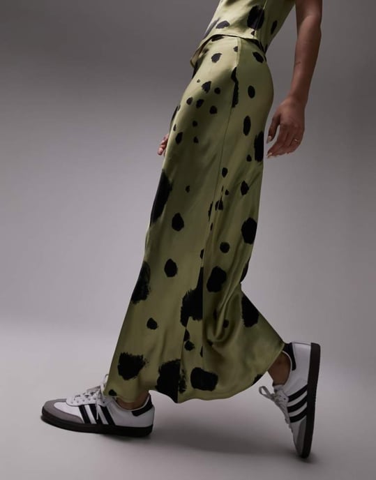 Topshop samordnad satin sned maxi kjol med stora prickar i salvia - Image 4