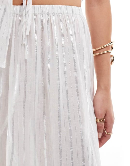 ASOS DESIGN maxikjol i vit metallisk rand - Image 3
