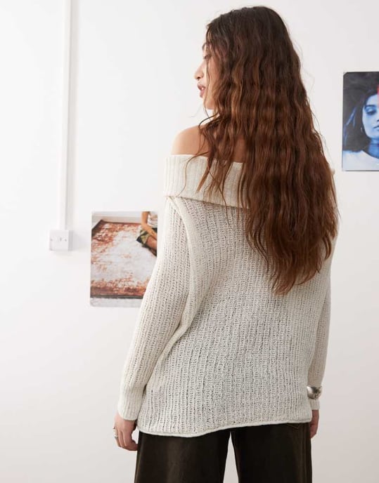 Weekday Lori off shoulder lättstickad tröja i vitt - Image 4