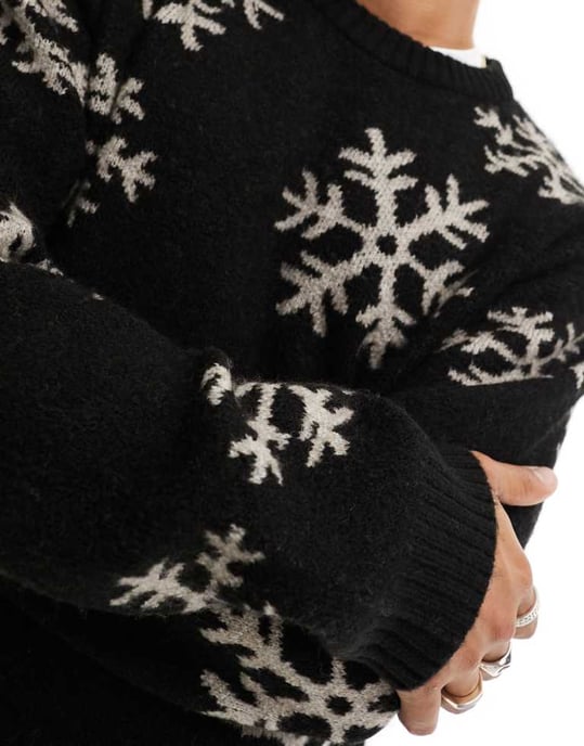 Jack & Jones borstad tröja med snöflingor i svart - Image 3